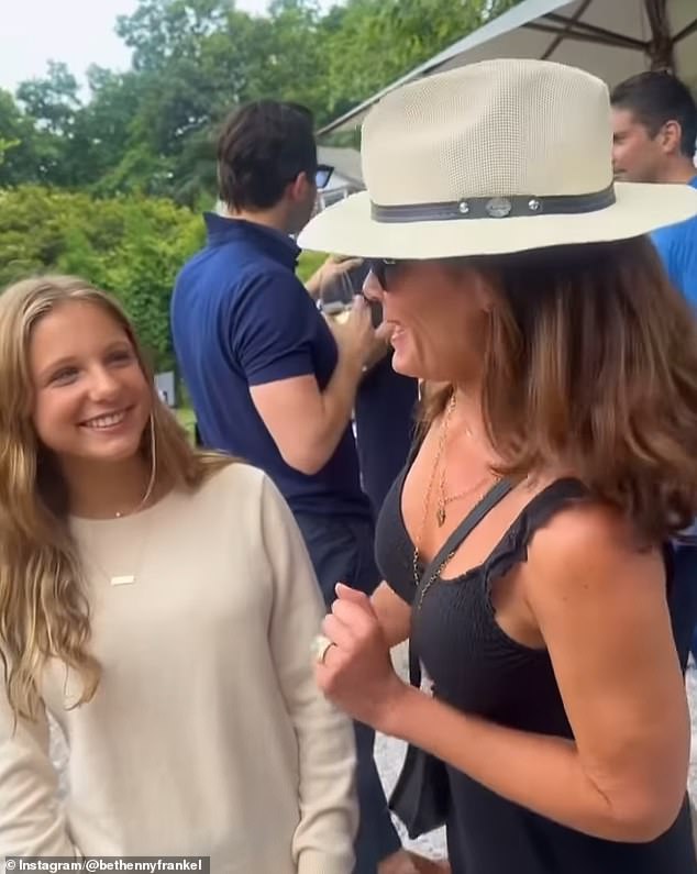 В видеоролике основательницы Skinnygirl, опубликованном в Instagram, Брин и солистка Money Can't Buy You Class стоят рядом друг с другом, пока ведущий подкаста Just B снимает видео.
