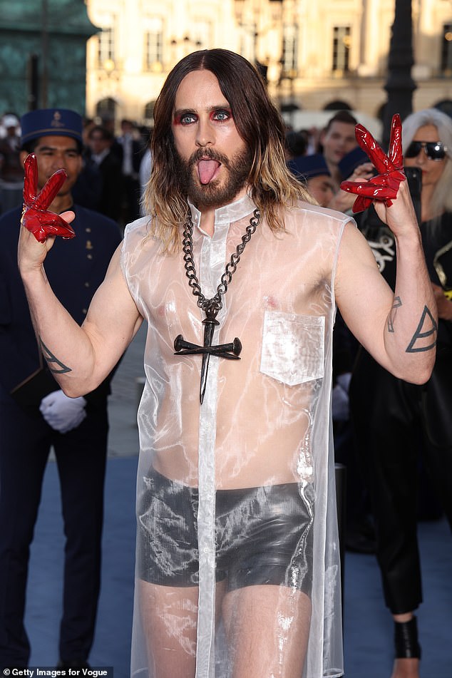 В июне фронтмен группы Thirty Seconds To Mars появился на показе Vogue World Paris на Вандомской площади в еще одном необычном наряде.