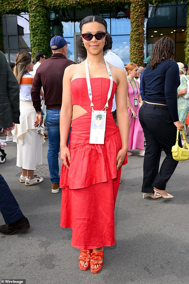 Актриса королевы Шарлотты Индия Амартейфио поразила всех красным платьем без бретелек и каблуками