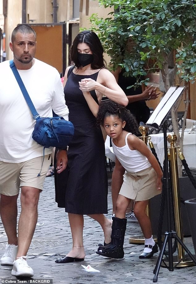 26-летняя косметическая магнат была замечена со своей 6-летней дочерью-модницей и 2-летним сыном, когда они прогуливались по мощеным улочкам Италии во вторник.