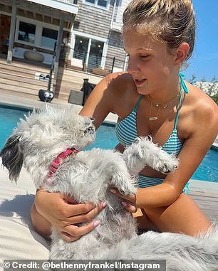 Ее 14-летнюю дочь Брин также можно было увидеть присоединившейся к матери в расслабляющий летний день, обнимающейся с очаровательным щенком.