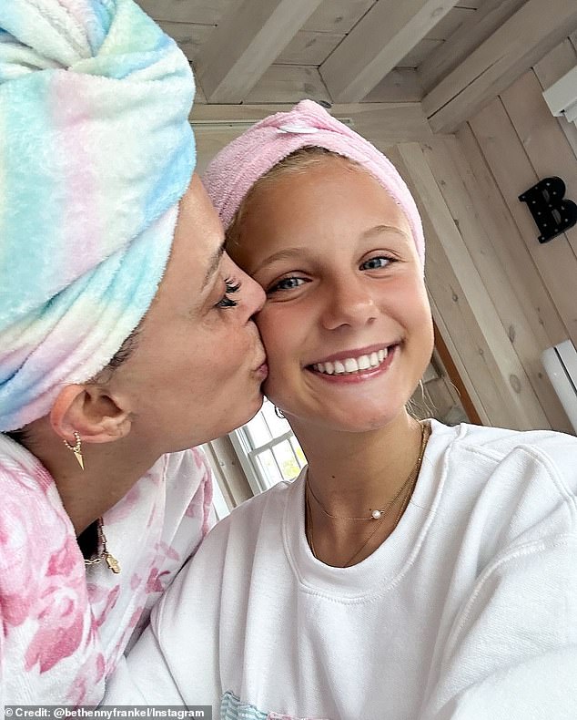 Наконец, звезда реалити-шоу включила в карусель Instagram фотографию, на которой она целует в щеку свою дочь, которая весело улыбнулась в камеру.