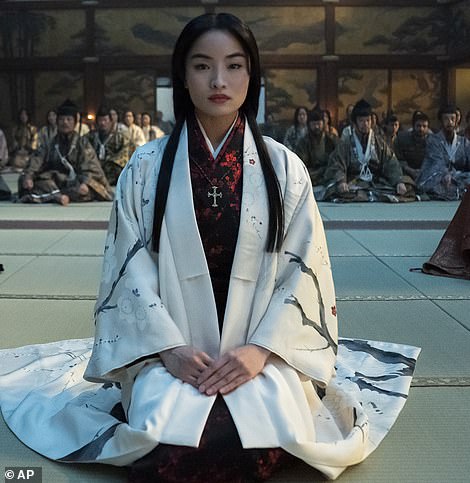 В номинации «Лучший драматический сериал» были представлены сериалы «Корона», «Последствия», «Позолоченный век», «Утреннее шоу», «Мистер и миссис Смит», «Сёгун» (на фото), «Медленные кони» и «Проблема трех тел».