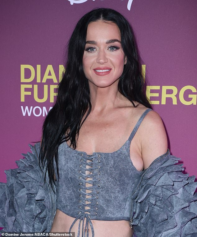 Поклонники Кэти Перри были вынуждены поправить певицу после того, как она поделилась сообщением, в котором пожелала удачи сборной Англии по футболу в финале Евро-2024 в воскресенье.