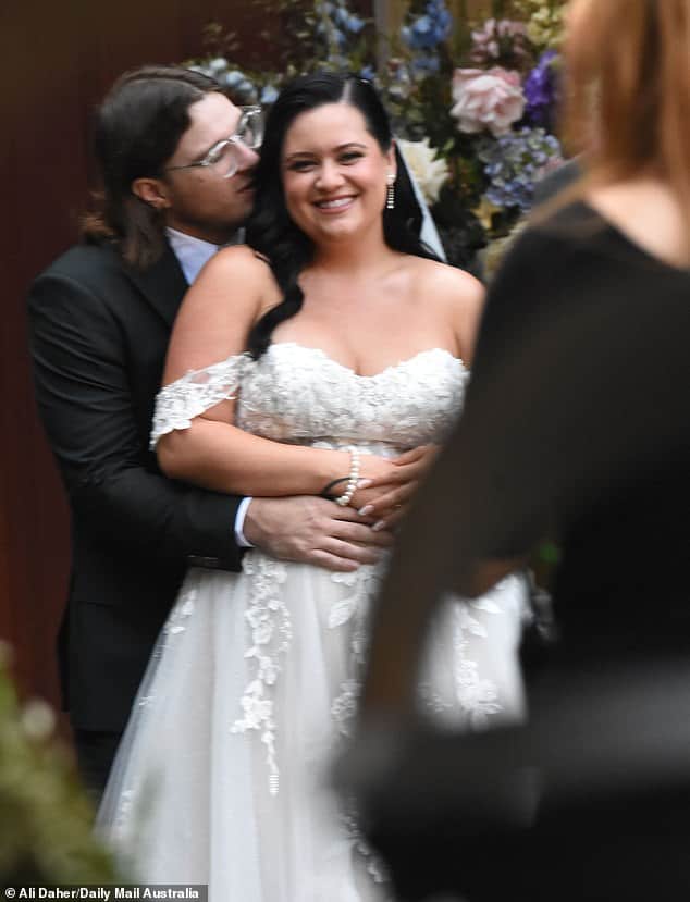 Свадьбы Married At First Sight 2025 идут полным ходом, и еще одна пара была замечена очень уютно обнимающейся после того, как в четверг сказала «Да»