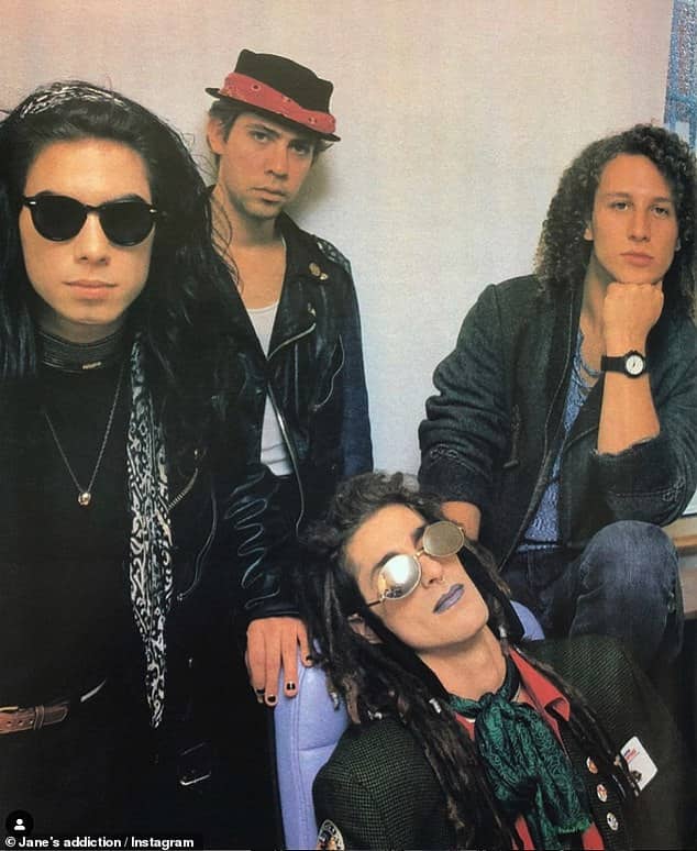 Рок-группа 80-х Jane's Addiction воссоединилась со всеми оригинальными участниками, включая Дэйва Новарро из Red Hot Chili Peppers, чтобы выпустить свой первый совместный сингл за 34 года (на фото 1990 года)