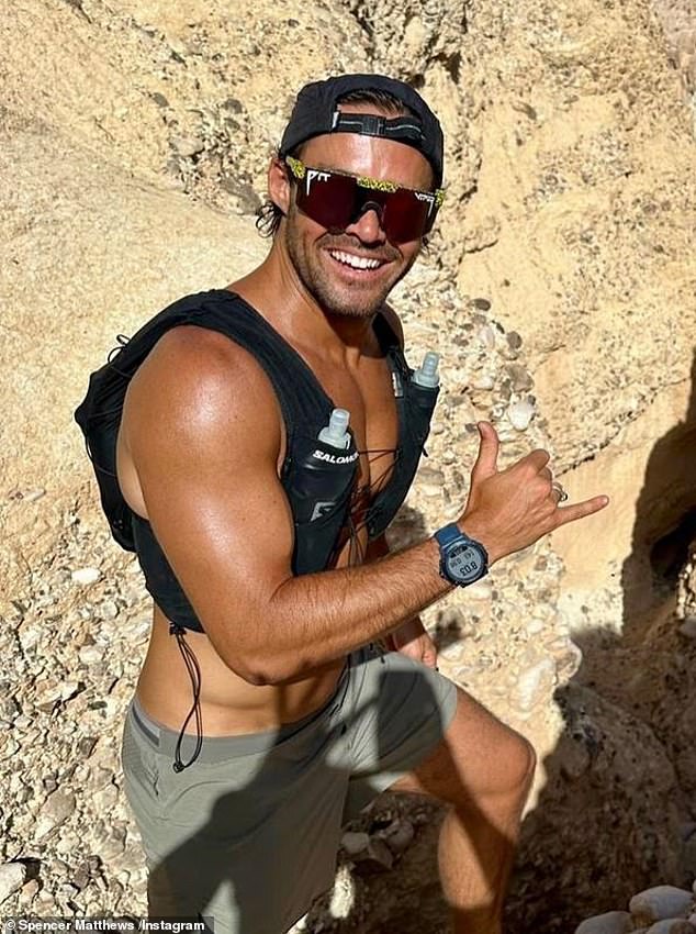 Спенсер Мэтьюз говорит, что он завершает изнурительный Great Desert Challenge, в рамках которого ему предстоит пробежать 30 марафонов за 30 дней, чтобы почувствовать себя ближе к своему трагическому брату