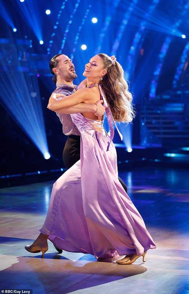 Инсайдеры предположили, что Strictly Come Dancing «нужны тренеры по интимной близости, которые расставят границы», если телесериал хочет выжить на фоне продолжающегося скандала о неправомерном поведении (на фото Зара Макдермотт и Грациано Ди Прима)