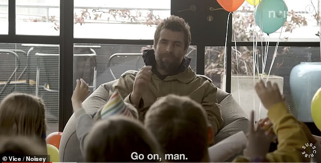 Лиам также продемонстрировал свою комедийную сторону, когда в 2018 году группа школьников взяла у него интервью и спросила, «получает ли он сладости после концерта».