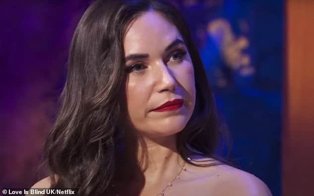 Британская звезда сериала «Любовь слепа» Сабрина Виттория смело рассказала о проблемах с психическим здоровьем, с которыми она столкнулась после того, как ее брак со Стивеном Смитом распался.