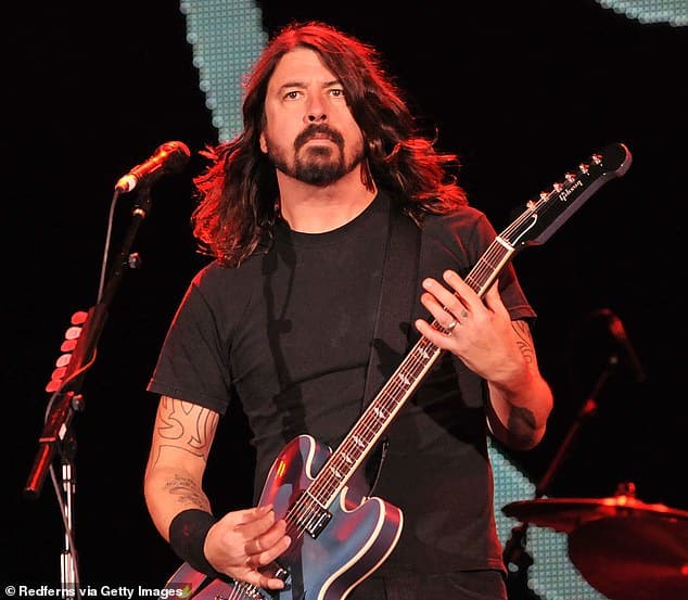 Лидер группы Foo Fighters Дэйв Грол уклонился от ответа на вопрос о Тейлор Свифт, когда он был в Лос-Анджелесе в четверг после того, как недавно обвинил поп-звезду в пении под фонограмму; это было замечено в 2014 году