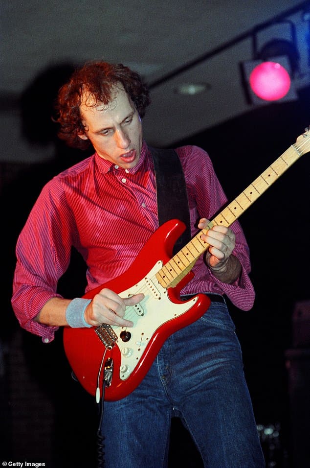 Гитарист Dire Straits Марк Нопфлер рассказал, что его стиль игры возник из игры на ракетке в детстве
