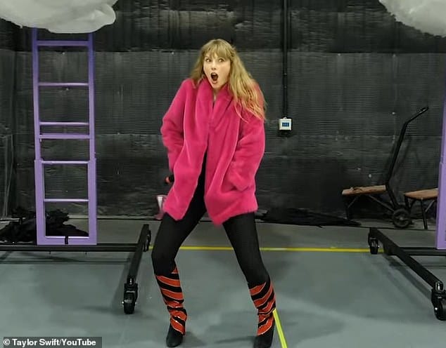 Тейлор Свифт раскрыла секреты тура The Eras Tour в музыкальном клипе I Can Do It With A Broken Heart, в котором показаны закулисные кадры ее выступлений.