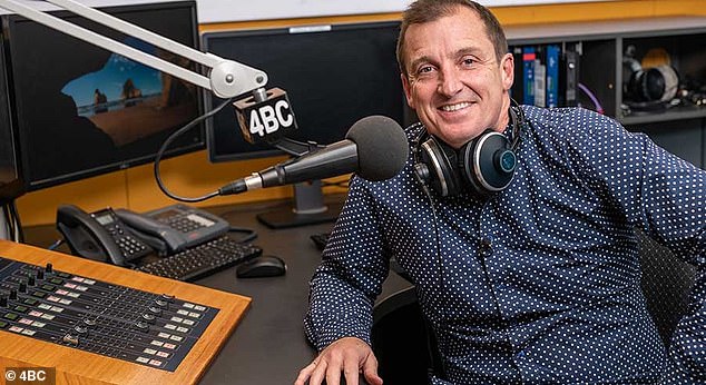 Бывший ведущий утреннего радио 4BC Нил Брин считается одним из главных организаторов раннего успеха станции, прежде чем он покинул желанный временной интервал и, в конечном итоге, покинул станцию.