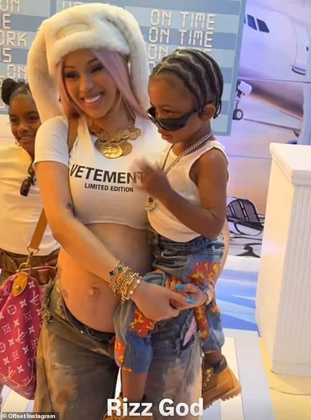 Cardi B воссоединилась со своим бывшим мужем Offset в эти выходные, чтобы отпраздновать третий день рождения их маленького сына Wave