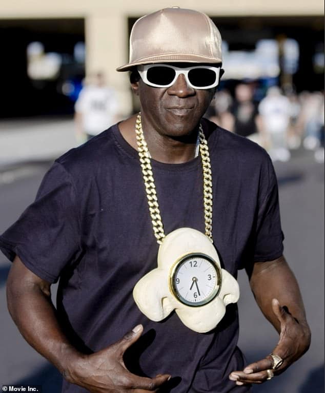 Flavor Flav продемонстрировал новые часы на своей шее во время визита в Лос-Анджелес во вторник. 65-летний рэпер - настоящее имя Уильям Джонатан Дрейтон-младший - носил большое ожерелье, похожее на кусок попкорна с часами посередине