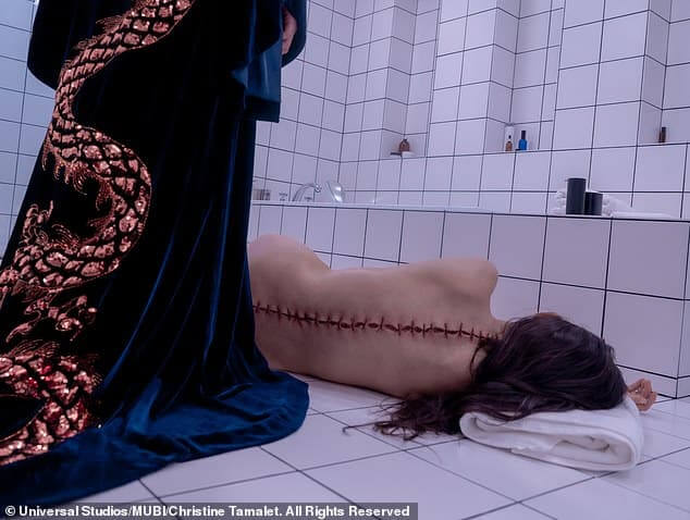 Новый кровавый фильм Деми Мур «Вещество» заставляет британцев уйти через несколько минут, поскольку они говорят, что это «самый графический фильм, который они когда-либо видели», сообщает The Sun в воскресенье.