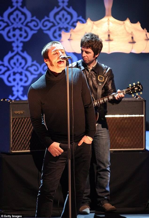 Oasis подтвердили, что на билеты на их новые пять концертов в Северной Америке не будет распространяться динамическое ценообразование (на фото Лиам и Ноэль, 2009 год).