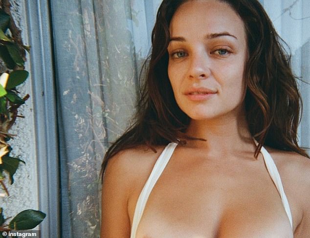 Телеведущая заявила, что ей пришлось отдать Дейзи, потому что ее другая собака, Уолтер, получила слишком большую травму от своих предыдущих владельцев и не могла справиться с энергией другой собаки.