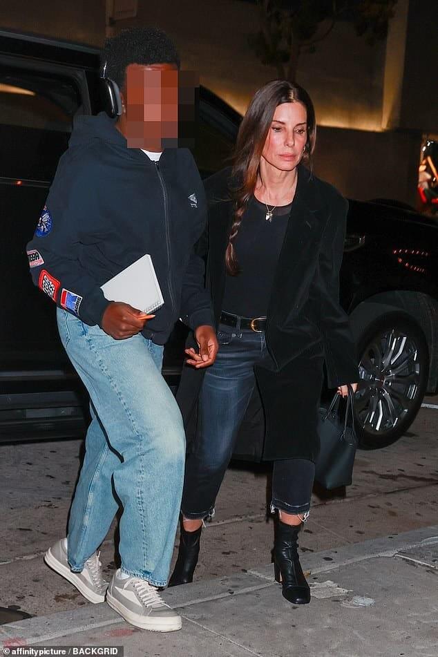 Сандру Баллок видели наслаждающейся ужином матери и сына в знаменитом ресторане Craig's в Западном Голливуде в понедельник вечером.
