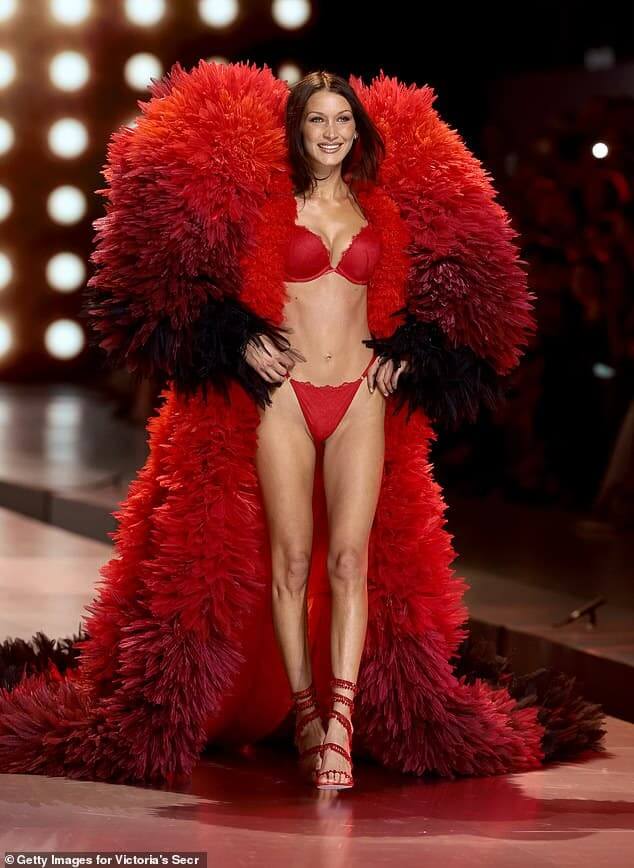 Белла Хадид неожиданно появилась на подиуме Victoria's Secret Fashion Show 2024 во вторник вечером.