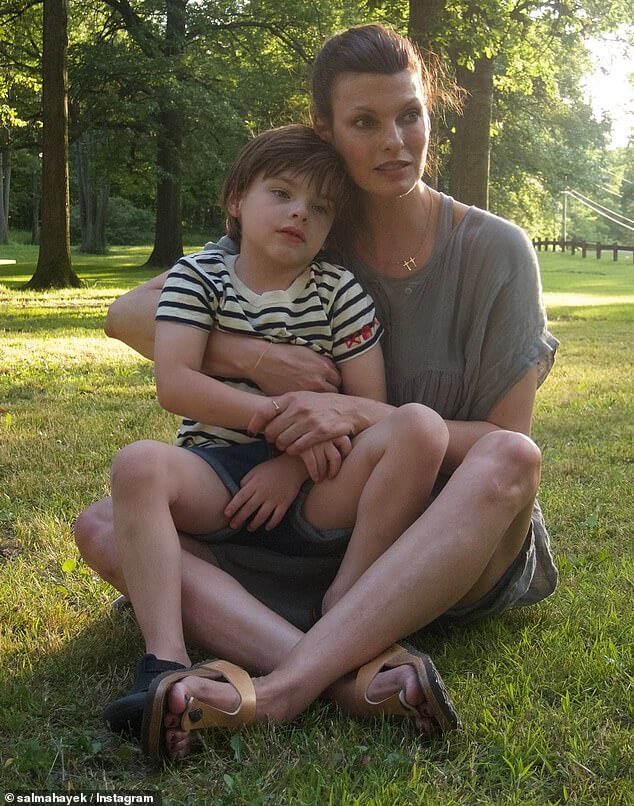 Сальма Хайек, 58 лет, и бывшая ее мужа, Линда Евангелиста, 59 лет, сделали редкий шаг, поделившись фотографиями друг друга в Instagram на сайте Frida.