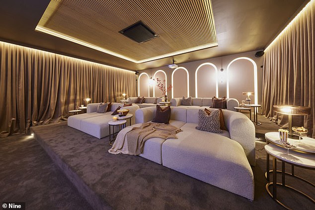 Пара выиграла конкурс в клубе в среду вечером. Им удалось произвести впечатление на судей своей кухней и кинозалом и получить идеальные 30 баллов.