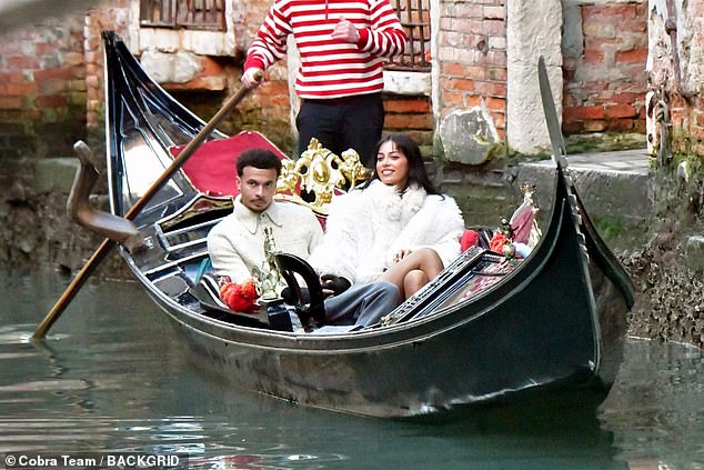 Для плавного плавания по воде Деле выглядел красиво в кремовом шерстяном свитере на пуговицах, который он сочетал с серыми спортивными штанами.