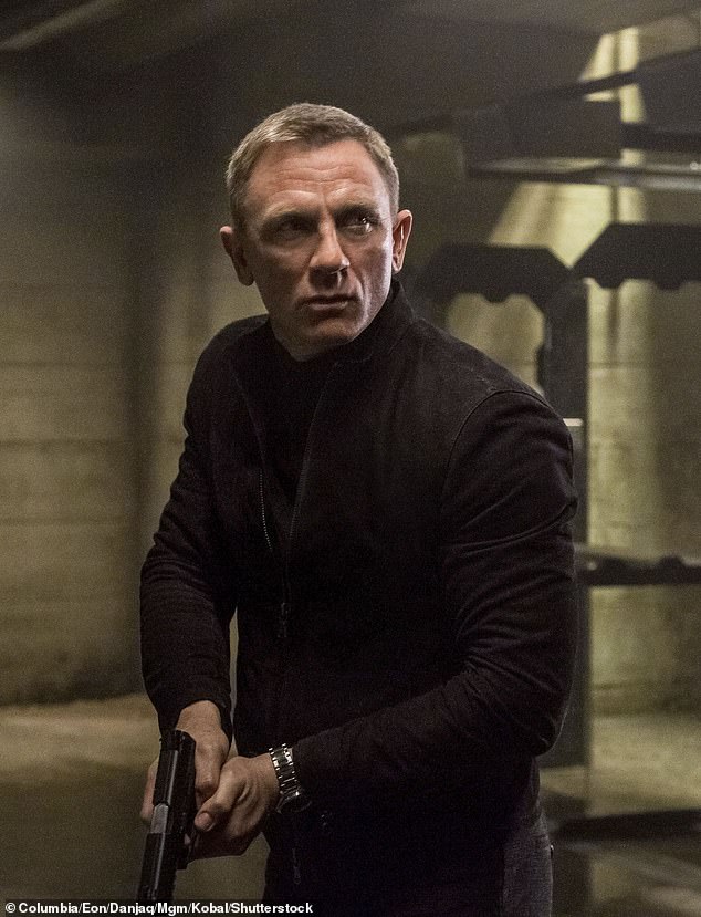 56-летний актер, сыгравший агента 007 в пяти фильмах с 2006 по 2021 год, высказал свое мнение по поводу продолжающихся дебатов, вручая награду на сцене театра «Долби» в Лос-Анджелесе (на фото из фильма «Спектр» 2015 года).