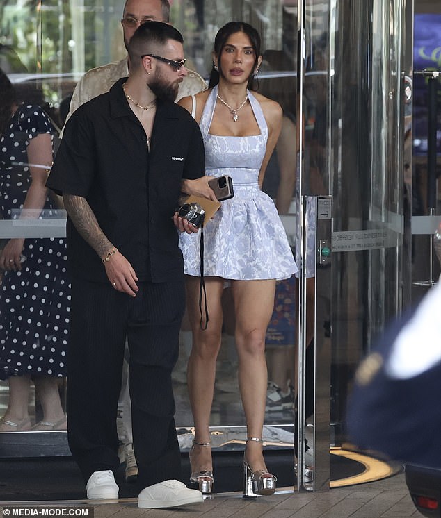 Также с Джоно встретилась его бывшая жена Эми Кастано (справа), доказав, что трио поставило зрелость и свою семью выше драмы их разрыва.