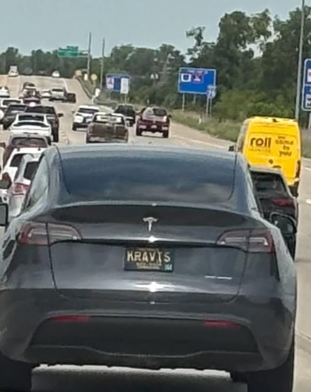 Последний снимок представлял собой дерзкий снимок Tesla Кортни с номерным знаком «Kravis» и надписью «Все романтично».