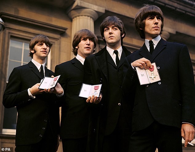 В предстоящем документальном сериале рассказывается о дебюте The Beatles в США в 1964 году, на фоне безумия фанатов и их беспрецедентного взлета к мировой славе, который часто называют битломанией; (Слева) Ринго Старр, Джон Леннон, Маккартни и Джордж Харрисон на фото 1965 года.