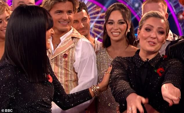 Эми Дауден из Strictly, 34 года, расплакалась, наблюдая, как Джей Би Гилл, 37 лет, и ее заменяющая Лорен Окли, 33 года, получили почти идеальный результат в субботу вечером