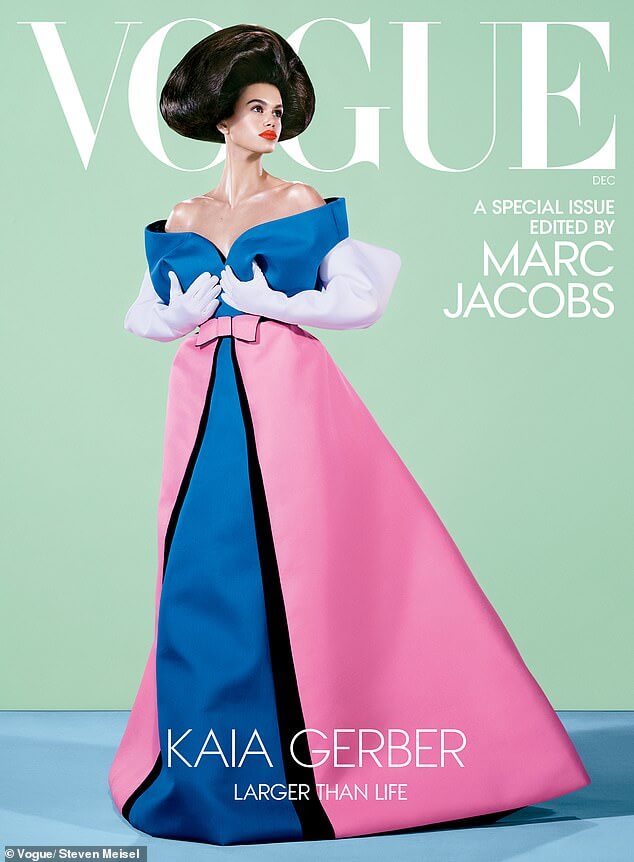 Кайя Гербер источала гламур в различных платьях Marc Jacobs, рассказывая о том, что люди недооценивают ее интеллект, на декабрьской обложке Vogue.