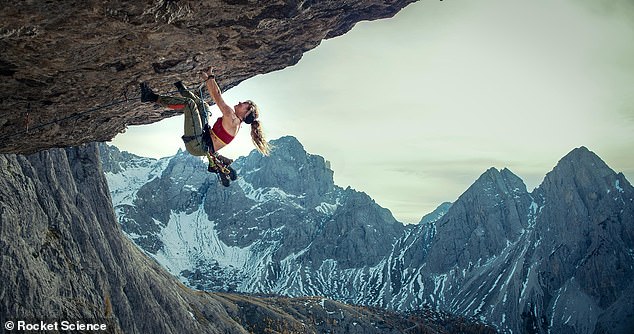 Лили Джеймс достигает новых высот, бросая вызов смерти, в своей последней роли и заменив легенду киноэкрана.