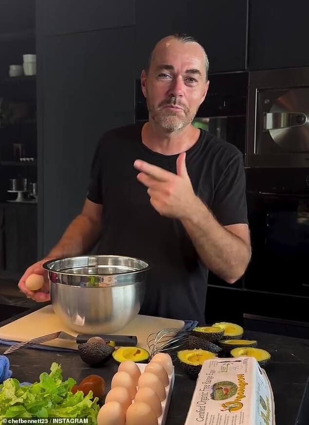 Звезду MasterChef Australia Шеннон Беннетт (на фото) раскритиковали в Интернете после того, как он поделился в социальных сетях видеороликом о нетрадиционном способе приготовления яичницы.