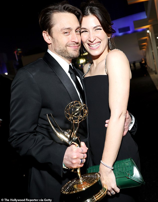 Киран изображен с Джазом на губернаторском гала-концерте Primetime Emmy Awards в театре «Пикок» в январе, сразу после того, как он получил награду за лучшую мужскую роль в драматическом сериале за «Наследие».