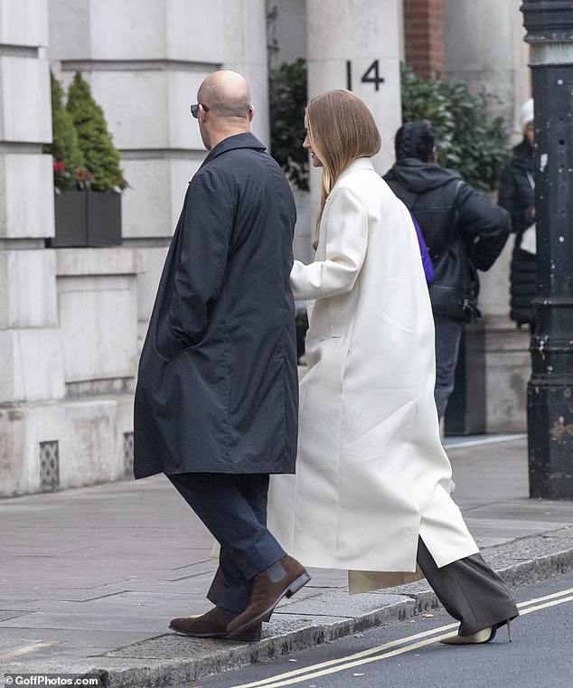 Пара, держась за руки, переходила улицу после выхода из знаменитого ресторана Mayfair.