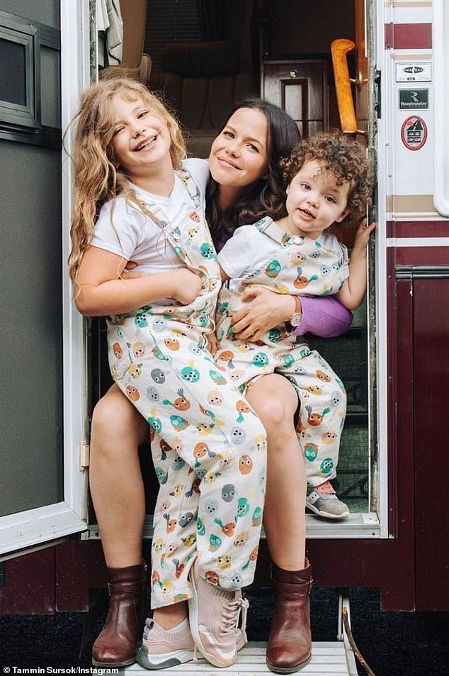 Таммин делит дочерей Феникс, 11 лет, и Леннона, пяти лет (обе на фото) со своим мужем Шоном МакИвеном.