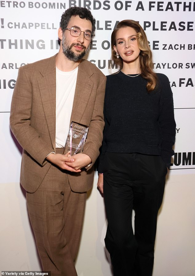 Посещая в субботу бранч Hitmakers от Variety, Дель Рей рассказала о своей жизни замужней женщины, почтив 40-летнего продюсера Джека Антоноффа, названного продюсером десятилетия; На фото Дель Рей и Антонофф
