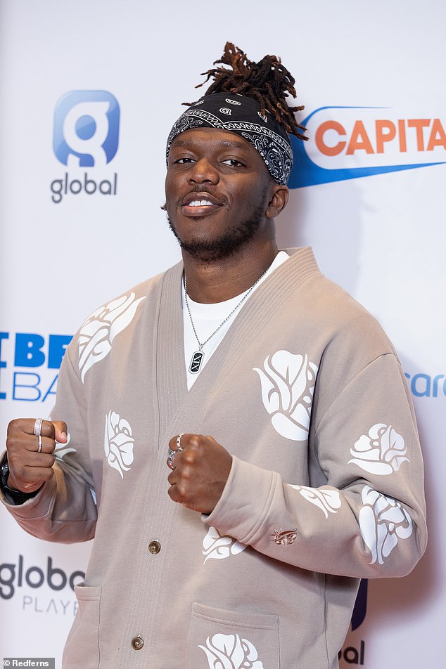 Вокалист Down Like That KSI выбрал на вечер кардиган и надел свои фирменные дреды на бандану.