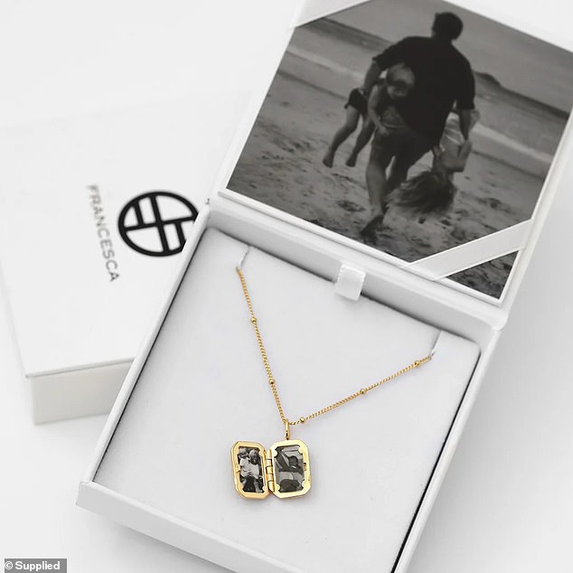 Мать двоих детей поделилась своим шоком после получения от Francesca Jewellery медальона с семейной фотографией, на которой был ее бывший муж (без фото).