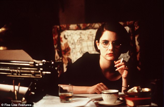 Она была звездой фильмов «Миссис Паркер» и «Порочный круг» (1994); У Гвинет была небольшая роль