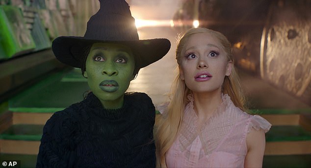 Wicked открылся в кинотеатрах в ноябре; видел с Арианой Гранде