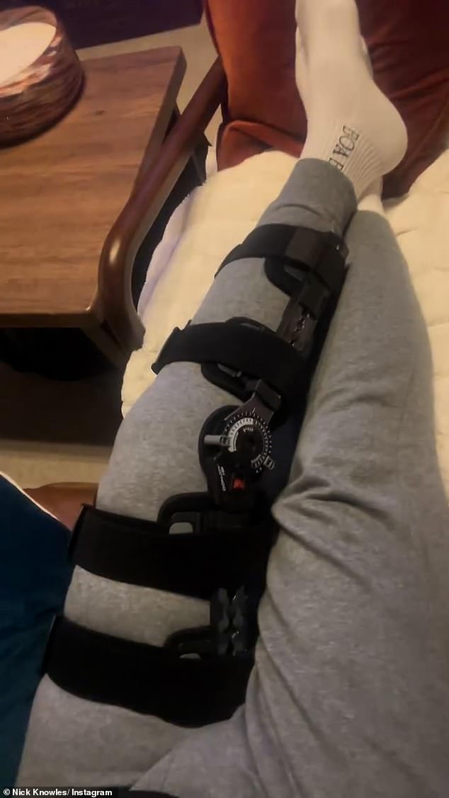 Затем он рассказал, что повредил колено