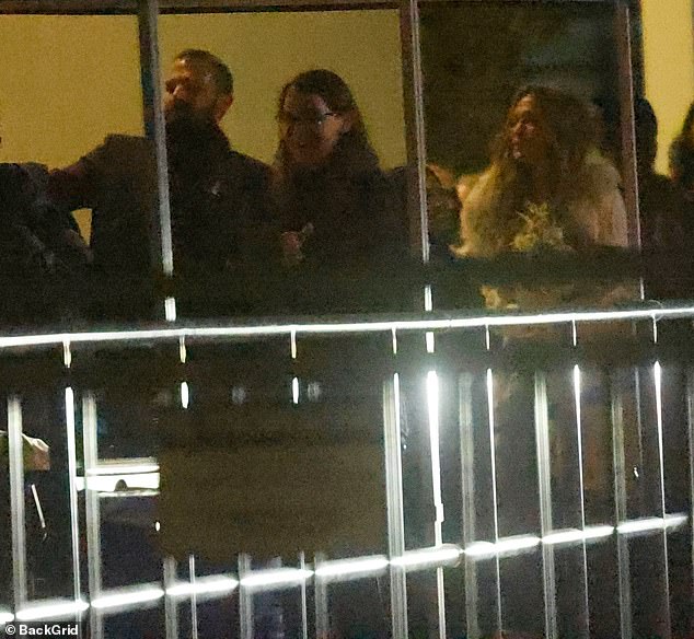 После того, как дети сделали последний поклон на сцене, можно было увидеть, как двукратный обладатель Оскара, 52 года, терпеливо ждал, чтобы поздравить Фина, которого он делит с Гарнером, и его приемную дочь, 16-летнюю Эмме, которая использует гендерно-нейтральные местоимения. , они/они
