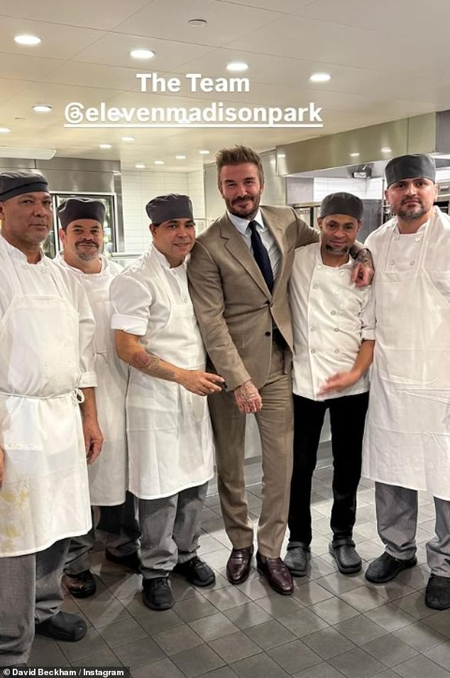 Знаменитая пара направилась в ресторан Eleven Madison Park в центре Нью-Йорка на праздничное свидание, где поделилась снимком с командой поваров.