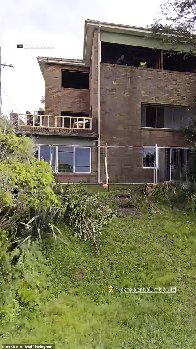 В одном из роликов можно увидеть, как большой кран сносит стены оригинального трехэтажного дома, который Джеки купил за 13,25 миллиона долларов в марте 2023 года.