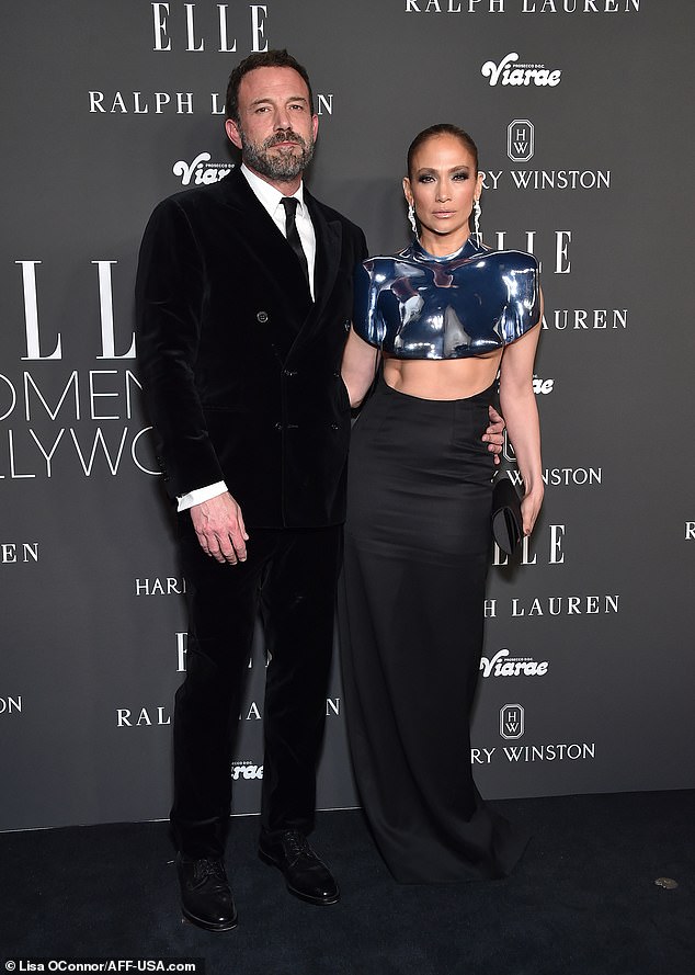 Это первое Рождество хитмейкера All I Have с тех пор, как летом он подал на развод с Беном Аффлеком. И ее прогулка произошла всего через несколько дней после того, как она воссоединилась со своим бывшим мужем в Лос-Анджелесе, чтобы отпраздновать Рождество вместе с их семьями; на фото декабрь 2023 года в Голливуде