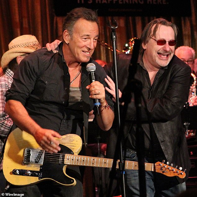 «После чрезвычайно успешного 50-летнего выступления со своей группой Southside Johnny and the Asbury Jukes, непрерывных гастролей по США и за рубежом, Саутсайд Джонни Лайон принял решение уйти из гастролей, чтобы справиться с текущими проблемами со здоровьем», — заявил музыкант. группа рассказала фанатам фото 2015 года